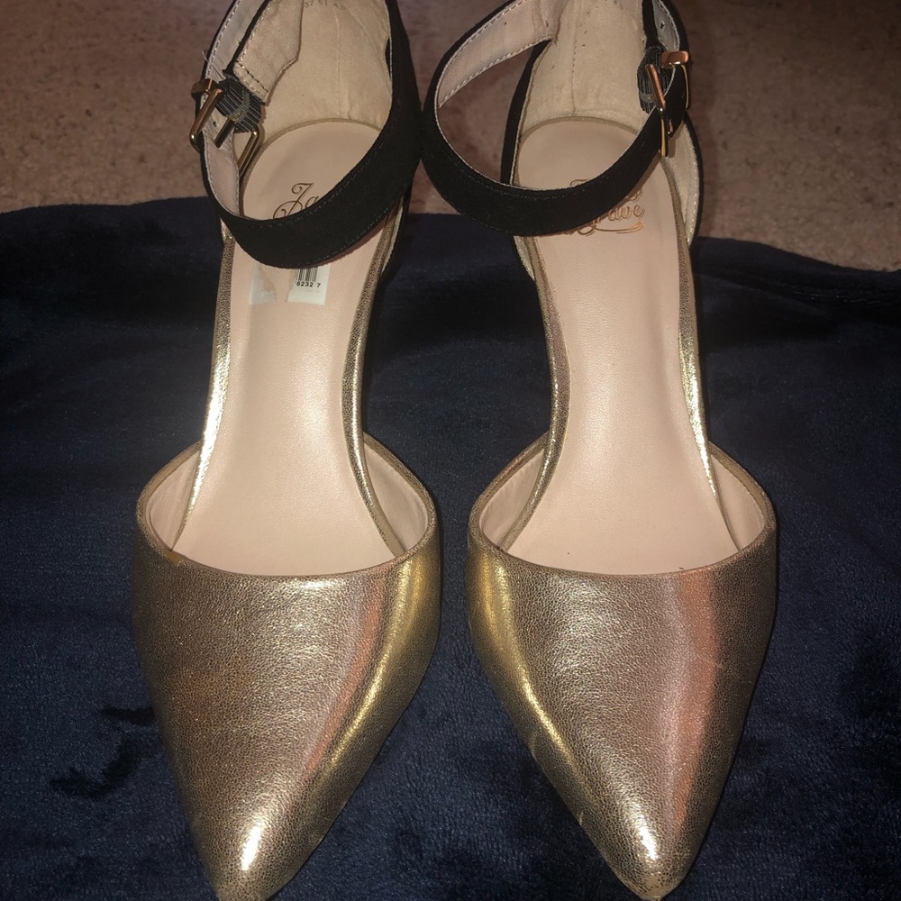 Designer Jada Brave Black & Gold Heels